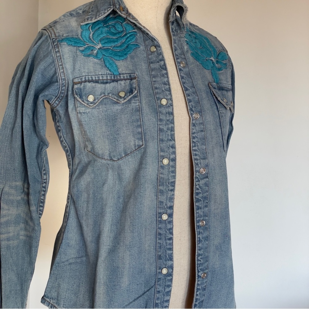 Vintage Western Denim Blue Floral Embroidered Denim Shirt - Cowgirl Chic! 🌸🤠- Picture 5 of 16
